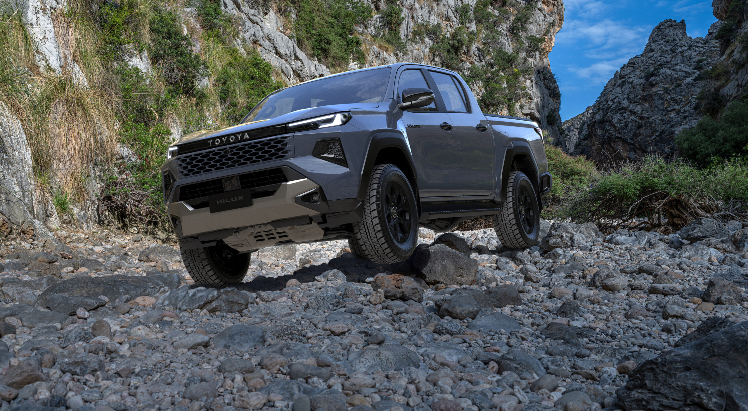 トヨタ 新型ハイラックス発表！現行型の中古車相場や買取価格の相場も